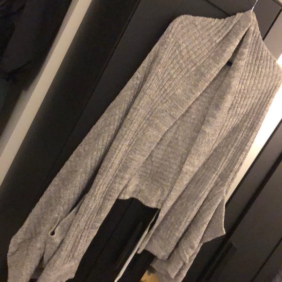 Barefoot Dreams Accessories - Barefoot dreams cozy chic lite travel shawl.